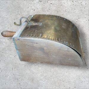 Vintage copper/wood ash & coal scuttle. Copper lid has large hammered imprints.